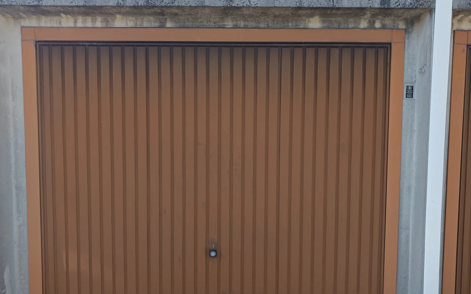 Nachheransicht von Teckentrup Sektionaltor mit Hörmann Solar-Antrieb in Bruchsal – Fertiggarage modernisiert