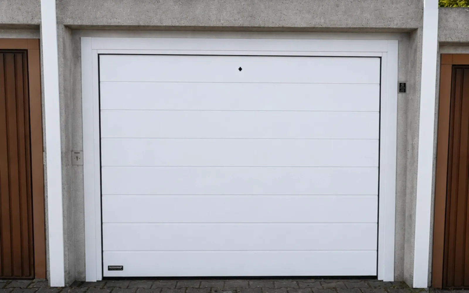 Vorheransicht von Teckentrup Sektionaltor mit Hörmann Solar-Antrieb in Bruchsal – Fertiggarage modernisiert