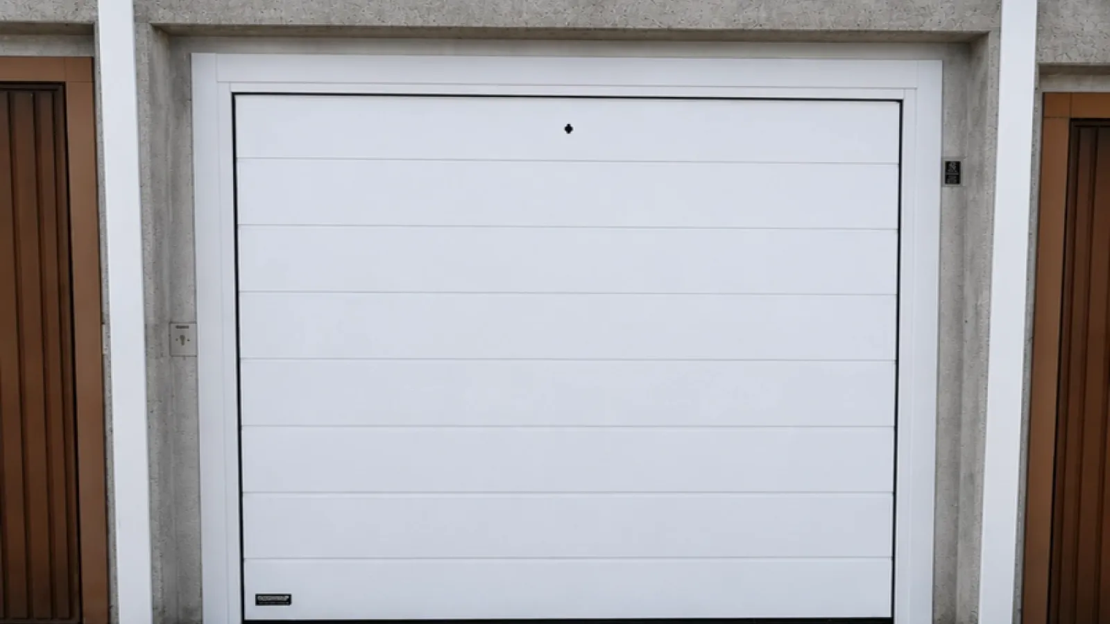 Teckentrup Sektionaltor mit Hörmann Solar-Antrieb in Bruchsal – Fertiggarage modernisiert