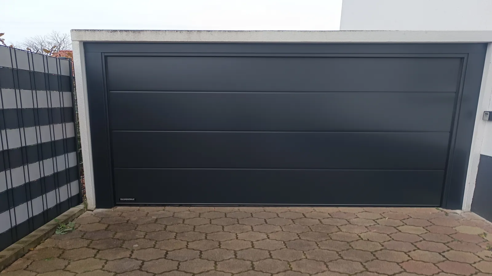 Teckentrup Sektionaltor mit SOMMER base+ 600 N in Karlsruhe
