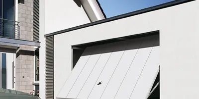 Klassisches Schwingtor für private Garagen