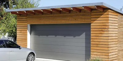 Modernes Sektionaltor an einer Garage