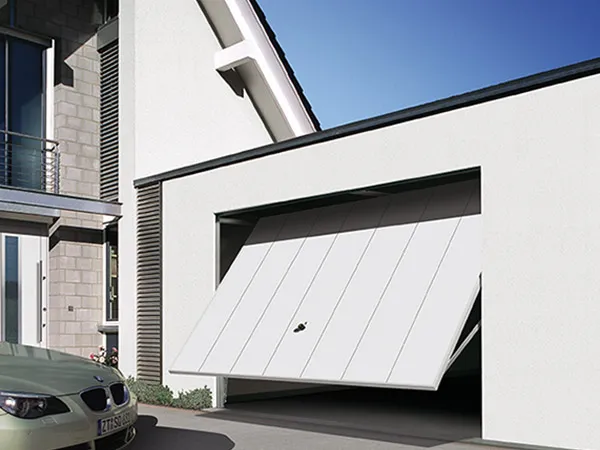 Weißes Schwingtor beim Öffnen an einer modernen Garage